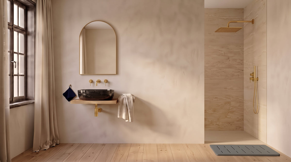 Ruhiges Bad mit bodengleicher Dusche und der Badematte aus Diatomit auf dem Boden