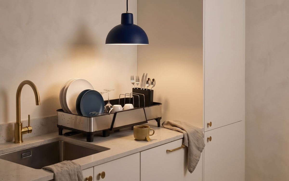 Küche am Abend mit dem Abtropfgestell Wide-Flex neben dem Spülbecken