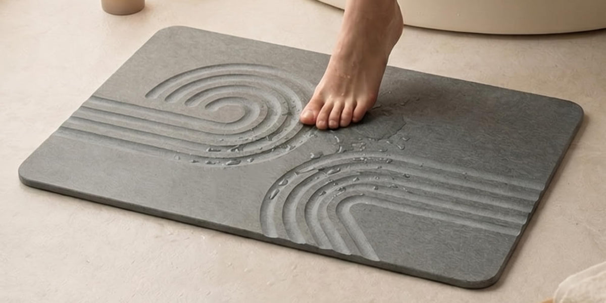 Diatomite bath mat Infinite Zen beside a freestanding tub